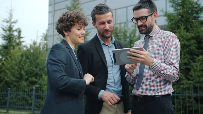 Deals Done in Daylight: How Savvy Entrepreneurs Are Trading Conference Rooms for Open Air